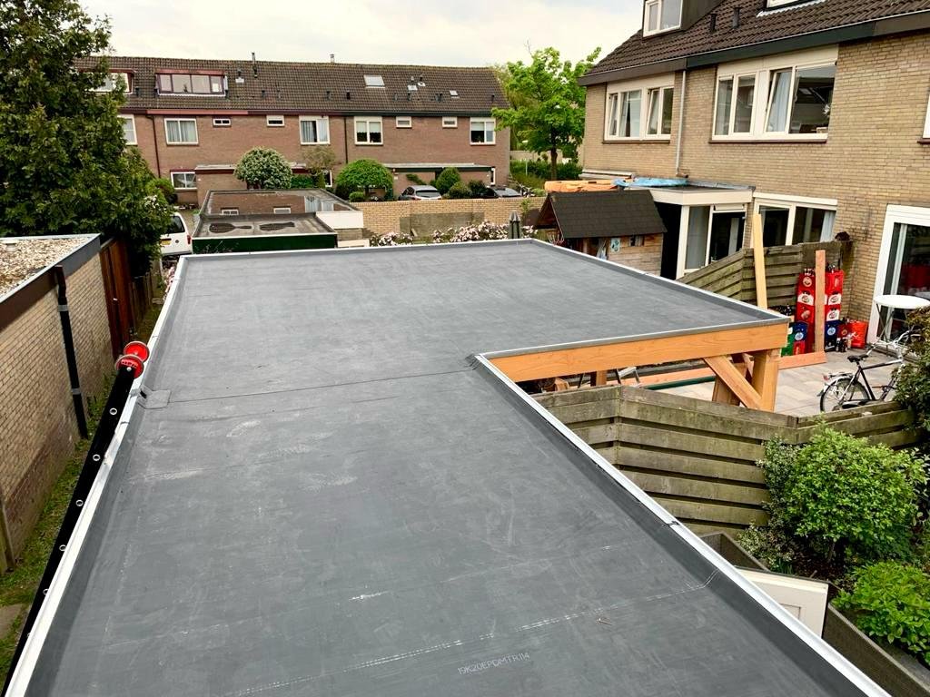 Dakreparatie uitgevoerd door Platinum Dakdekkers in Amsterdam